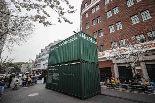 当解构美学融入海派街巷，梅森·马吉拉上海高定展首次集中呈现37年创意档案