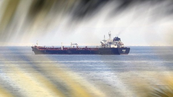 伊朗启动石油设施重建 计划两个月内恢复八成产能