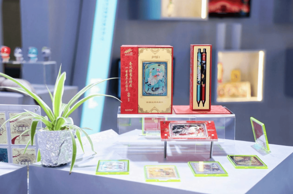 卡游精品亮相第六届消博会 上海馆“新质国货”成亮点——国民IP赋能新式国货 展现中国潮流消费新活力