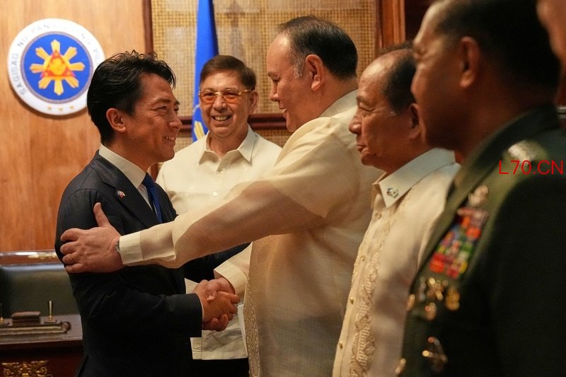 2026年5月5日，菲律宾马尼拉，菲律宾国防部长特奥多罗在马拉卡南宫迎接日本防卫大臣小泉进次郎。 IC Photo