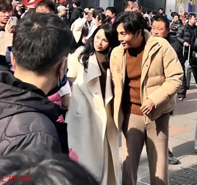 女子穿新裙逛街吊牌还在身上 明星穿搭引热议