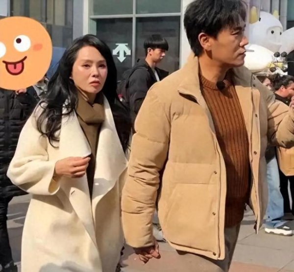女子穿新裙逛街吊牌还在身上 明星穿搭引热议