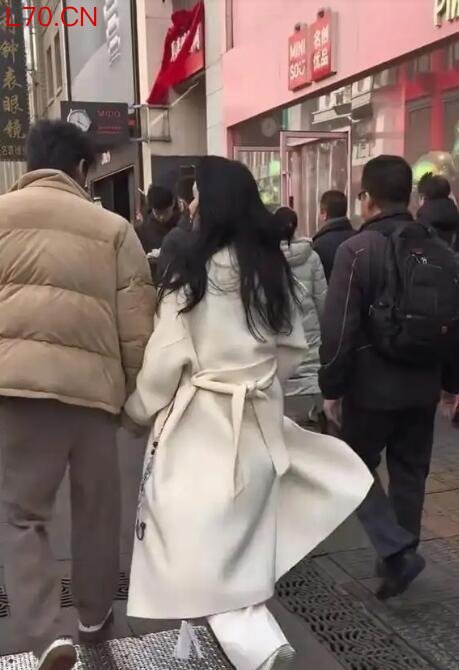 女子穿新裙逛街吊牌还在身上 明星穿搭引热议