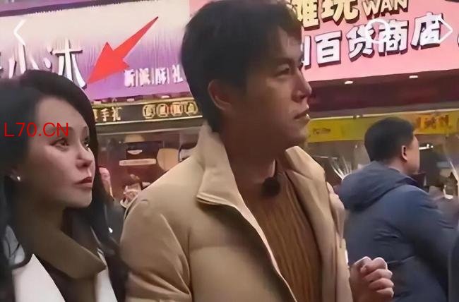 女子穿新裙逛街吊牌还在身上 明星穿搭引热议