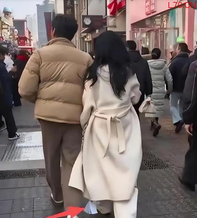 女子穿新裙逛街吊牌还在身上 明星穿搭引热议