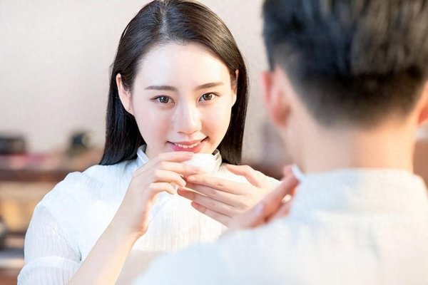 偷偷喜欢你的女人, 往往会留下这4个“痕迹”, 别错过了她的真心